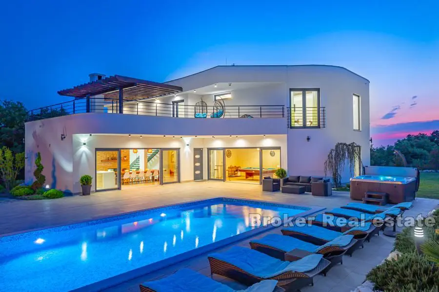 Moderne, vakker villa med svømmebasseng