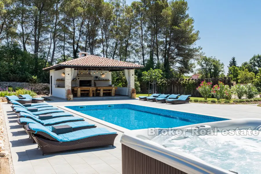 Moderne, vakker villa med svømmebasseng