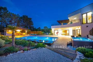 Modern, beautiful villa with swimming pool