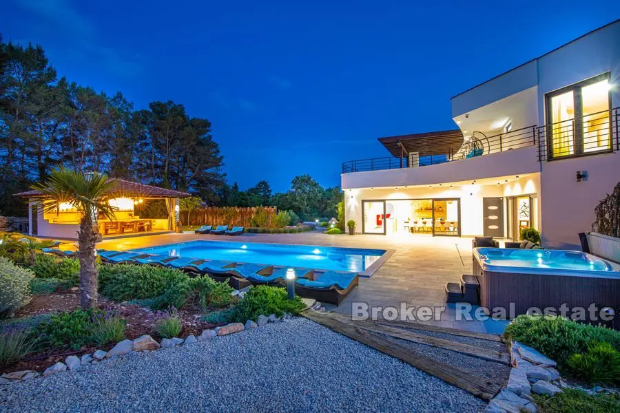 Bella villa moderna con piscina