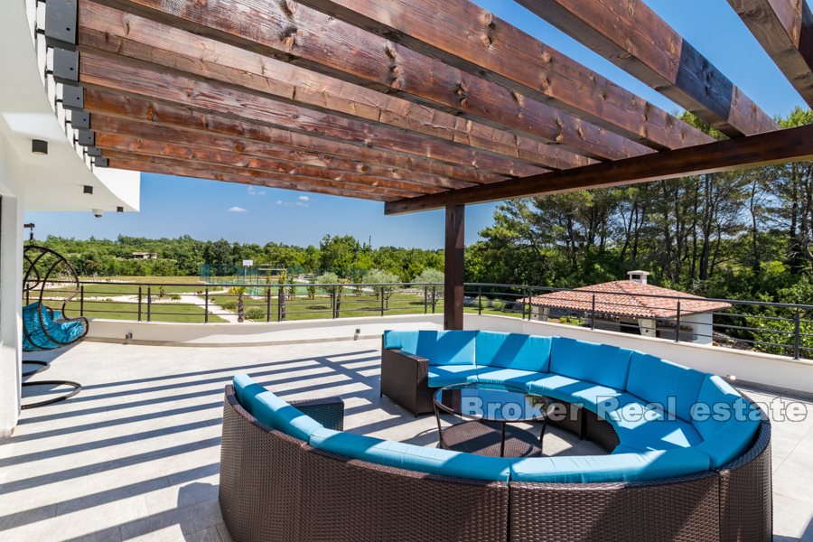 Modern, vacker villa med pool