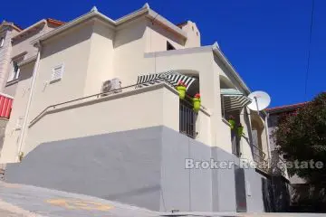 Nice house in a block overlooking the sea