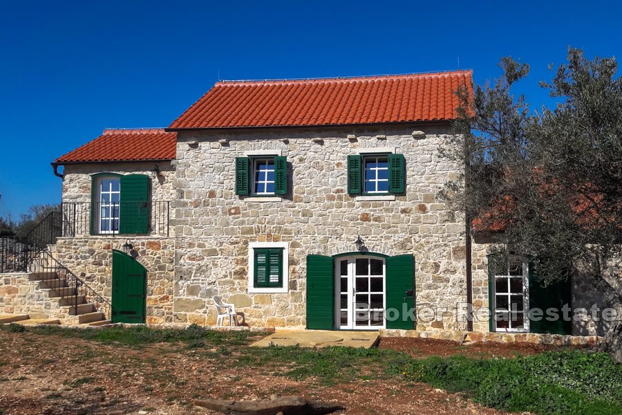 Odnowione kamienne domy na wyspie Hvar