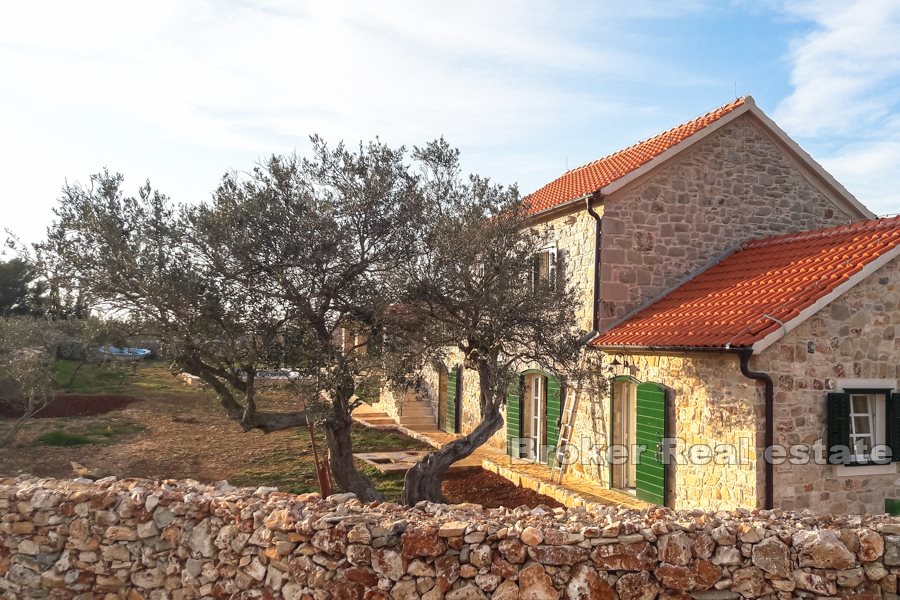 Odnowione kamienne domy na wyspie Hvar
