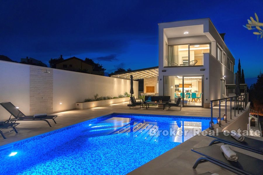 Moderne nybygd villa med basseng
