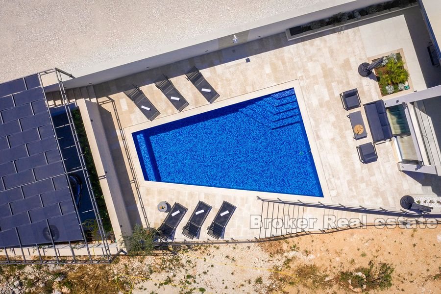 Moderne nybygd villa med basseng