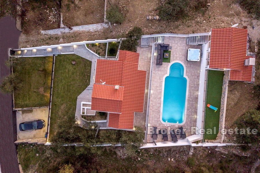 Nybygd villa med basseng