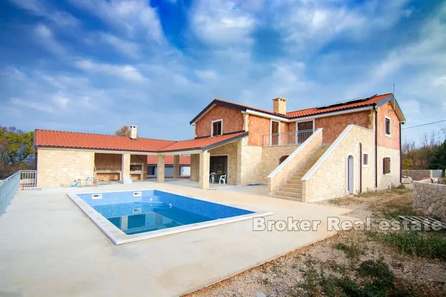 Maison individuelle avec piscine en construction