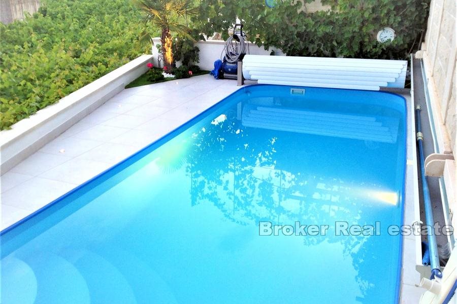 Three bedroom apartment with sea view and pool