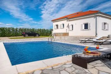Detached house with pool