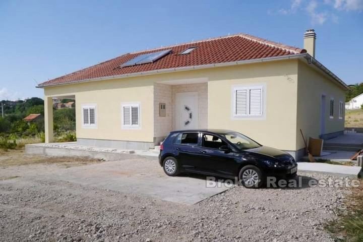 Family single-storey house