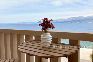 Apartment, first row to the sea