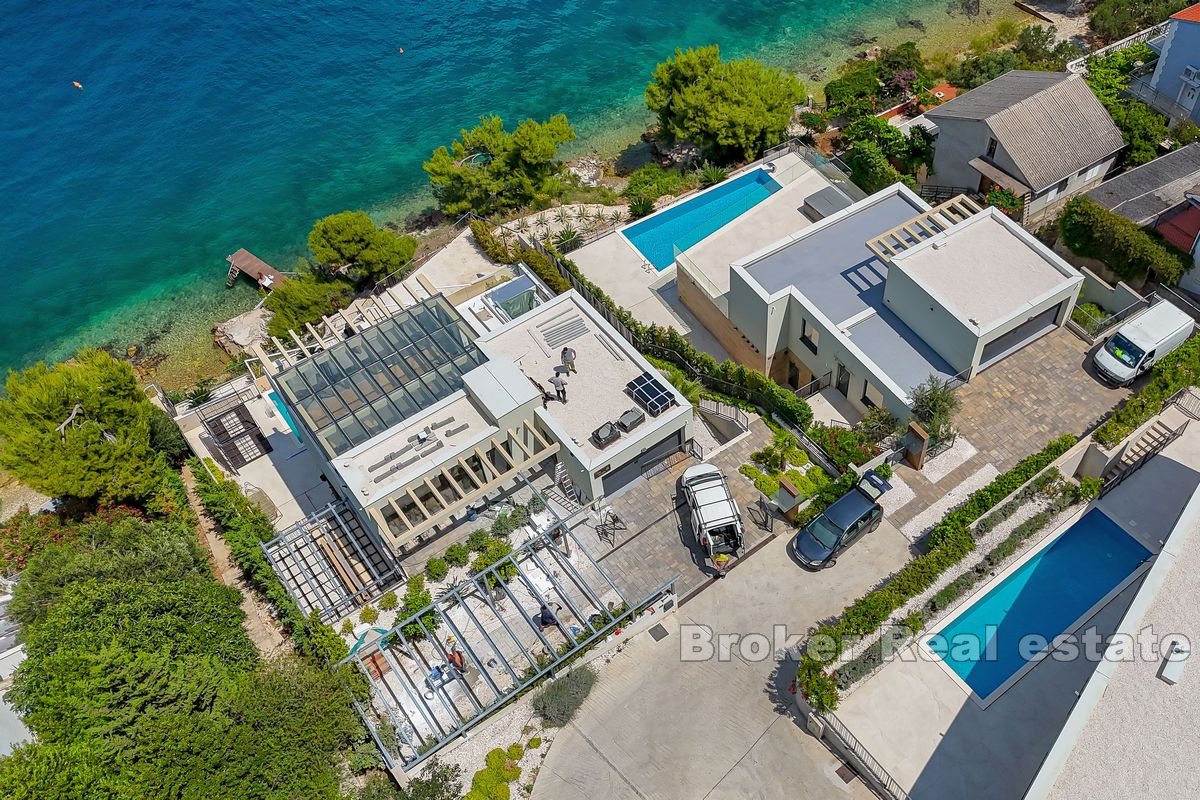 Villa nouvellement construite en bord de mer avec piscine