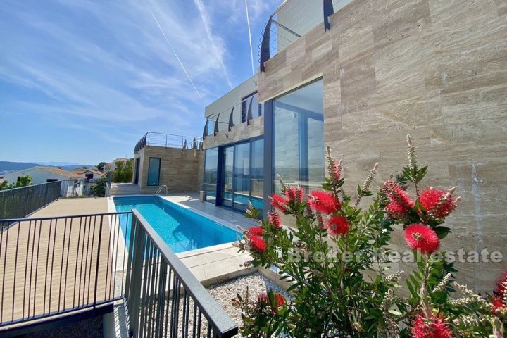 Villa with pool and sea view