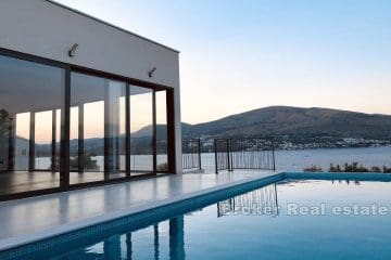 Villa avec piscine et vue dégagée mer