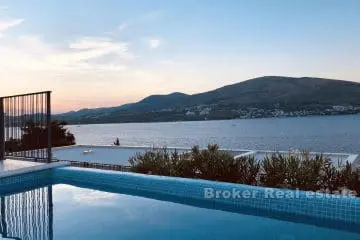 Villa with pool and open sea view