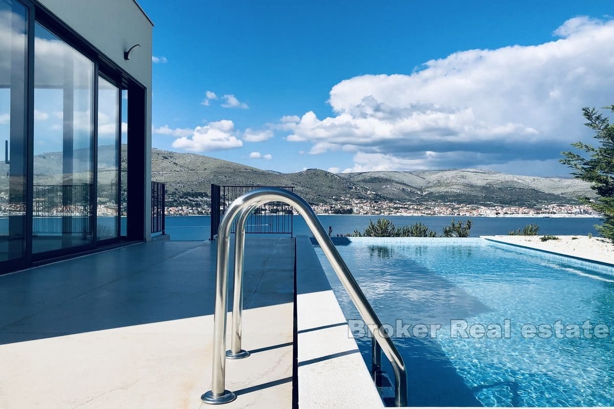 Villa mit Pool und offenem Meerblick