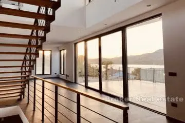 Villa moderna con vista panoramica sul mare