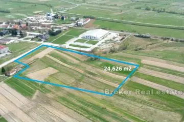 Large building plot in the business zone