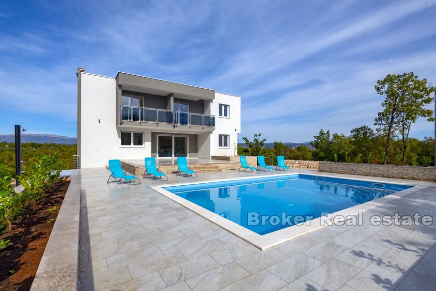 Villa with pool and spacious land