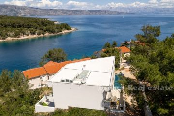 Newly built villa near the sea