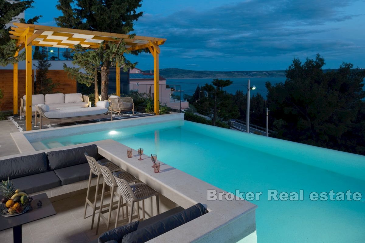 Villa nouvellement construite avec piscine et vue mer