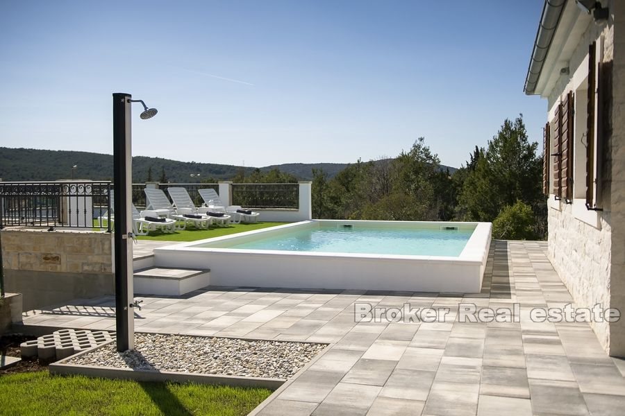 Maison en pierre avec piscine