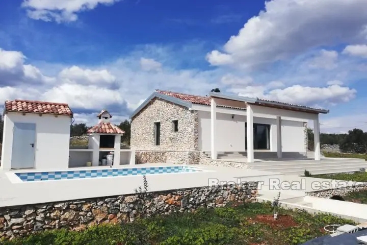 House with pool and sea view