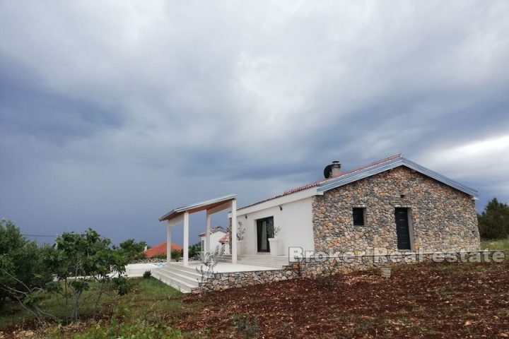 House with pool and sea view