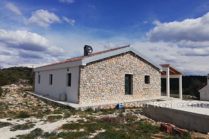 House with pool and sea view