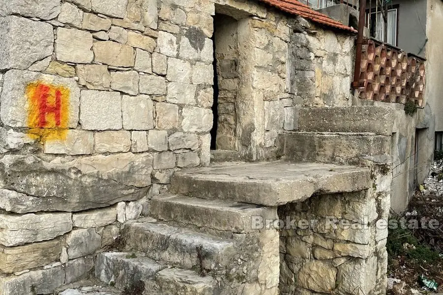 Vecchia casa in pietra da ricostruire