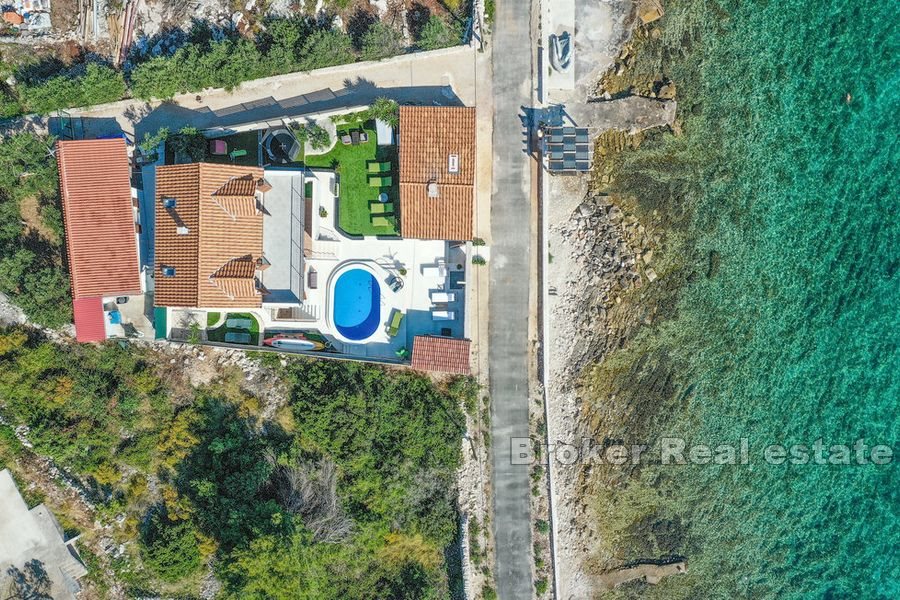 Maison en pierre avec piscine en bord de mer