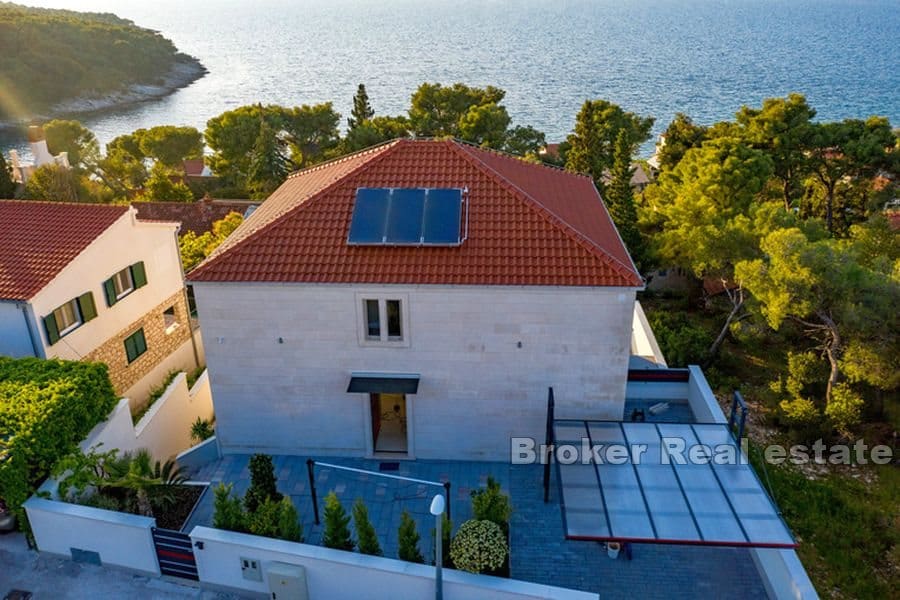 Villa with pool and open sea view