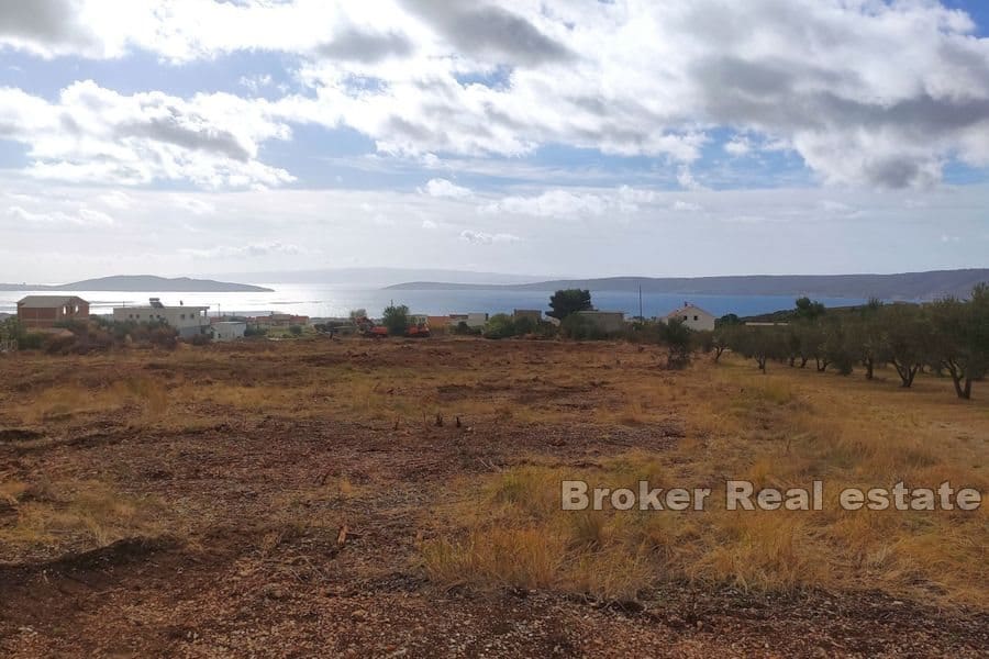 Spacious building land with sea view
