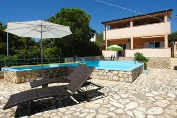 House with pool, first row to the sea
