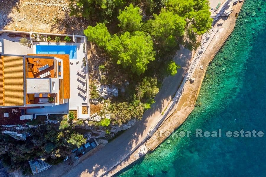 Villa with pool in the first row to the sea