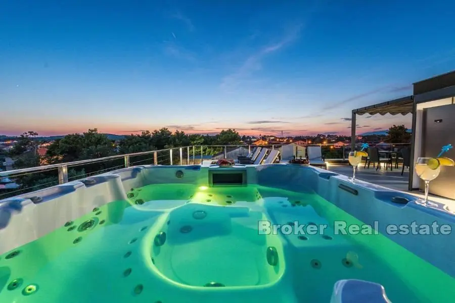 Luxusní vila s bazénem a střešní terasou