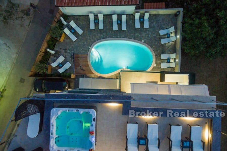 Luxusní vila s bazénem a střešní terasou