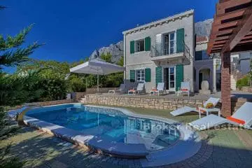 Villa en pierre avec piscine et vue mer