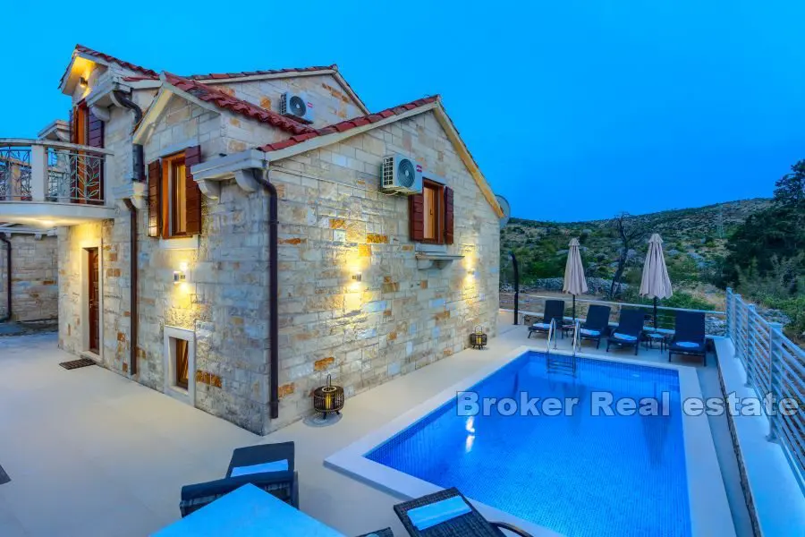 Casa in pietra con piscina