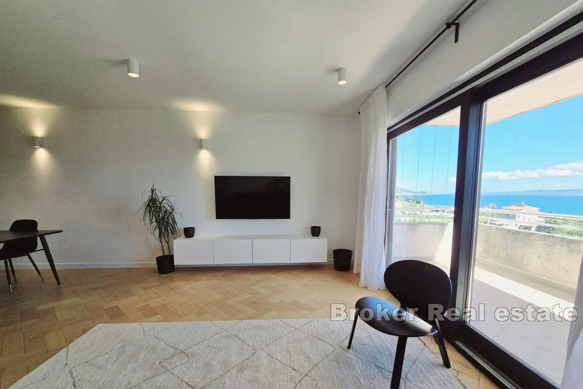 Appartement moderne de trois pièces avec vue mer