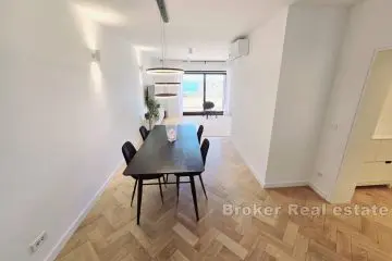 Appartement moderne de trois pièces avec vue mer