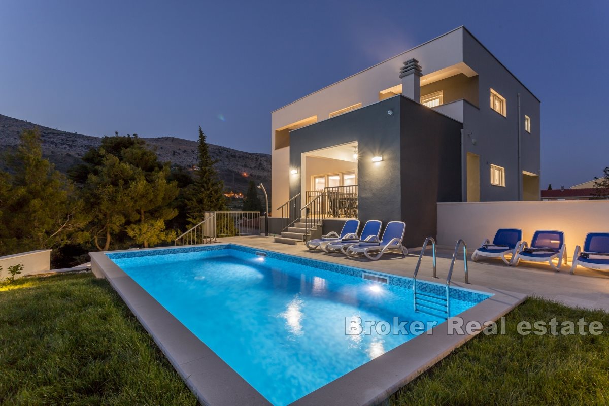 Luxury villa with pool 