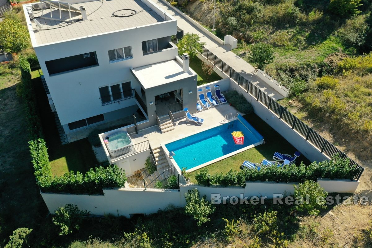 Luxury villa with pool 