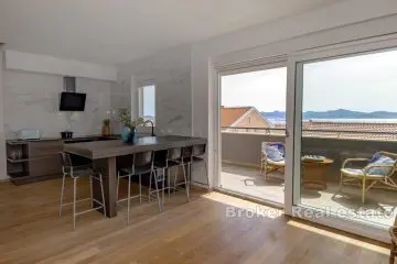 Prostorný penthouse s výhledem na moře