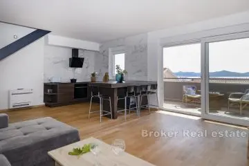 Prostorný penthouse s výhledem na moře