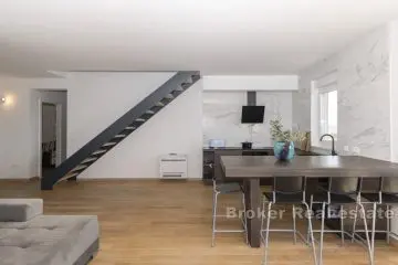 Prostorný penthouse s výhledem na moře