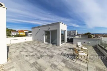 Geräumiges Penthouse mit Meerblick